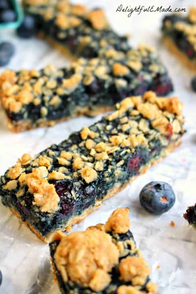 Loaded with juicy blueberries and topped with a brown sugar-oatmeal crumble, these Oatmeal Breakfast Bars are a delicious breakfast bar recipe.  Great to enjoy fresh out of the pan, or wrap up and freezer, these blueberry oatmeal bars are fantastic.