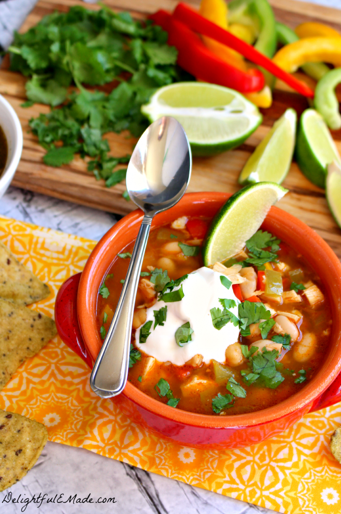 An easy, healthy, delicious dinner idea done in under 30 minutes! Made with chicken, beans and peppers along with fresh lime juice and topped with cilantro, this chili is fabulous!