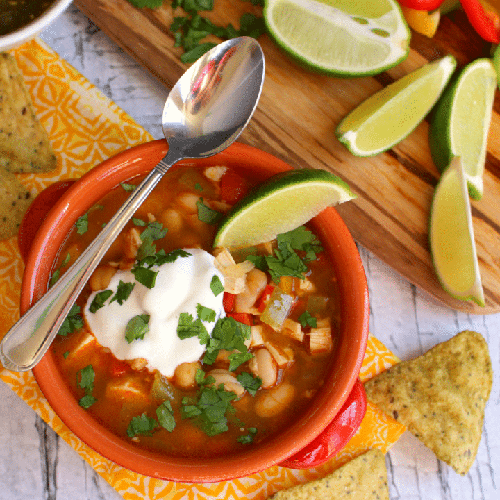 An easy, healthy, delicious dinner idea done in under 30 minutes! Made with chicken, beans and peppers along with fresh lime juice and topped with cilantro, this chili is fabulous!