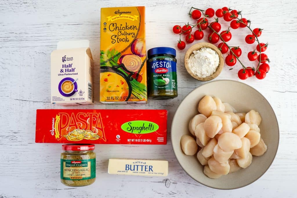 Ingredients needed to make pasta with scallops and pesto.
