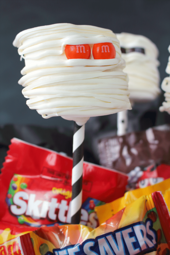 Let the Halloween BOO'ing begin! Have some friends, family, or neighbors that you would love to share some Halloween spirit with? Make them these fun Marshmallow Mummy Pops and share them in these fun and simple Halloween BOO Bags complete with lots of MARS® and Wrigley® Fun Size Candy and a card letting them know they've been BOO'd! You'll start a fun fall tradition that will get everyone into the spirit of the season!