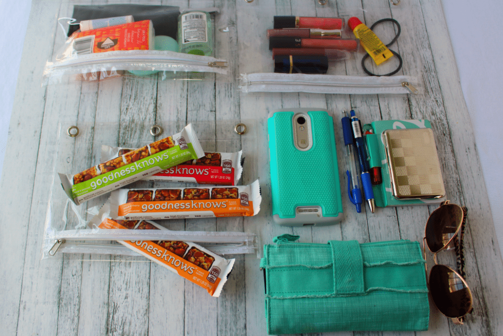 Once things get busy, does your purse get overly disorganized and messy? I've got 4 Foolproof Tips to keeping your Purse Organized so you can easily find everything you need quickly and easily. Also included are some yummy snack ideas, perfect for busy mom's on the go!