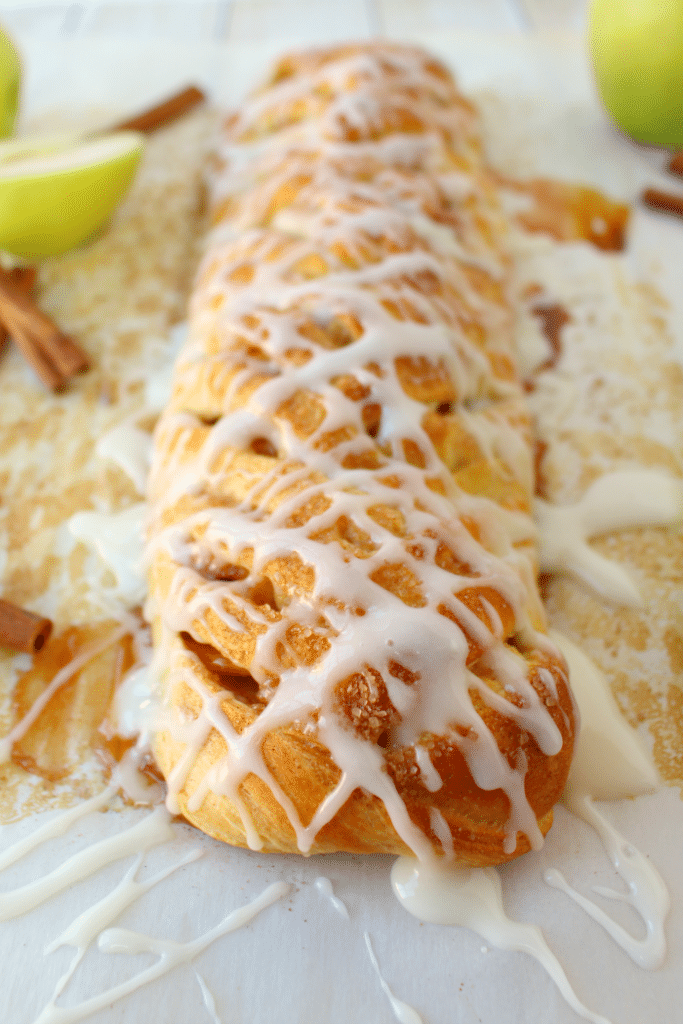 The perfect breakfast pastry for fall! Fresh apples, cinnamon, cream cheese and a refrigerated crescent sheet come together to make the most wonderful breakfast treat that your entire family will love. Super easy to make, and it will look and taste like it came from a specialty bakery!