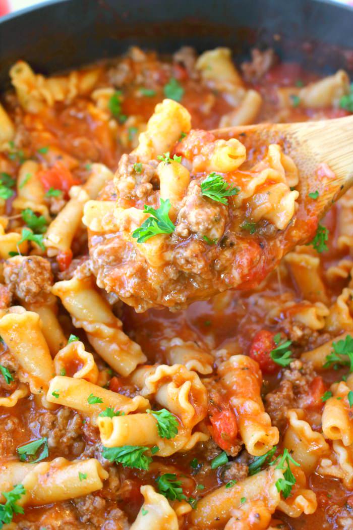 In need of an easy weeknight dinner idea? This One Pot Cheesy Italian Goulash is the perfect dinner solution! Made with simple ingredients that you likely already have in your pantry, this one skillet pasta with meat sauce is fantastic for feeding your family any night of the week!