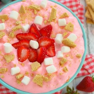 This creamy, delicious strawberry marshmallow fluff is the ultimate summer salad! Made with fresh strawberries, marshmallows, cream cheese, jell-o and whipped topping, this easy strawberry fluff salad recipe will be your new go-to cookout dish!