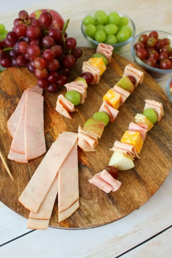 Looking for something new to pack for school lunches? These fun and easy Lunchbox Turkey & Ham Skewers will have your kids jumping for joy at lunch time! Loaded with sliced turkey, ham, fruit and cheese, these will be your kids new lunchbox favorite!