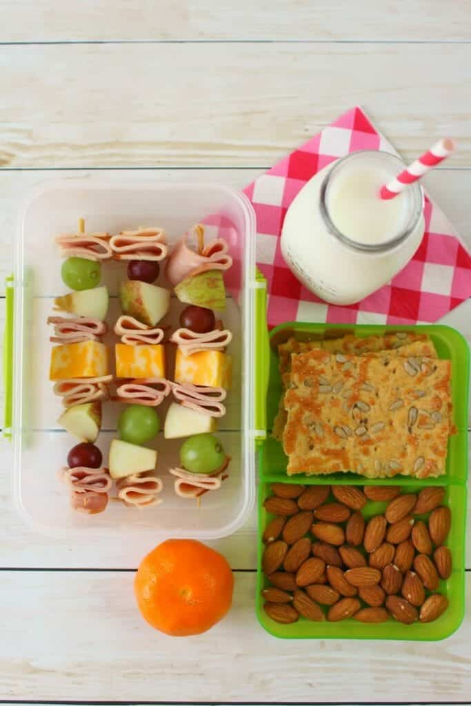 Looking for something new to pack for school lunches? These fun and easy Lunchbox Turkey & Ham Skewers will have your kids jumping for joy at lunch time! Loaded with sliced turkey, ham, fruit and cheese, these will be your kids new lunchbox favorite!