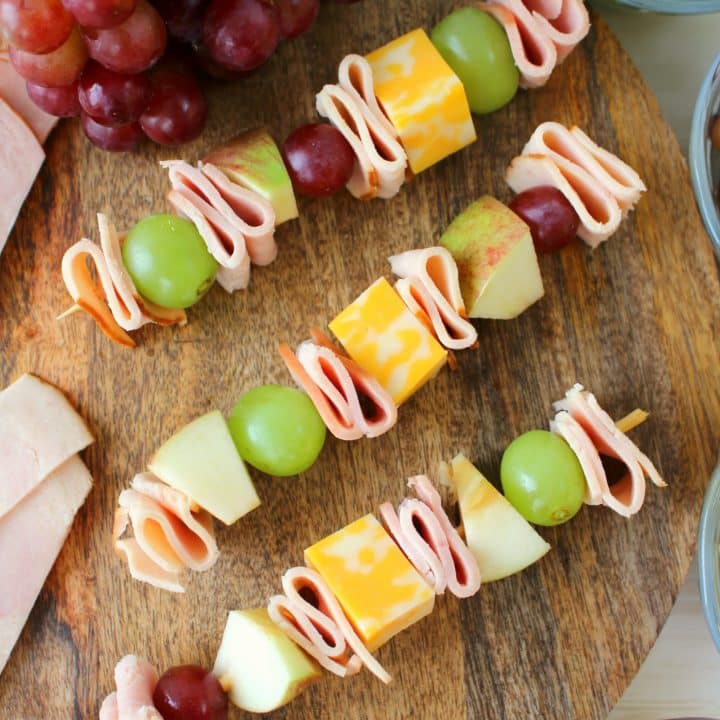 Looking for something new to pack for school lunches? These fun and easy Lunchbox Turkey & Ham Skewers will have your kids jumping for joy at lunch time! Loaded with sliced turkey, ham, fruit and cheese, these will be your kids new lunchbox favorite!
