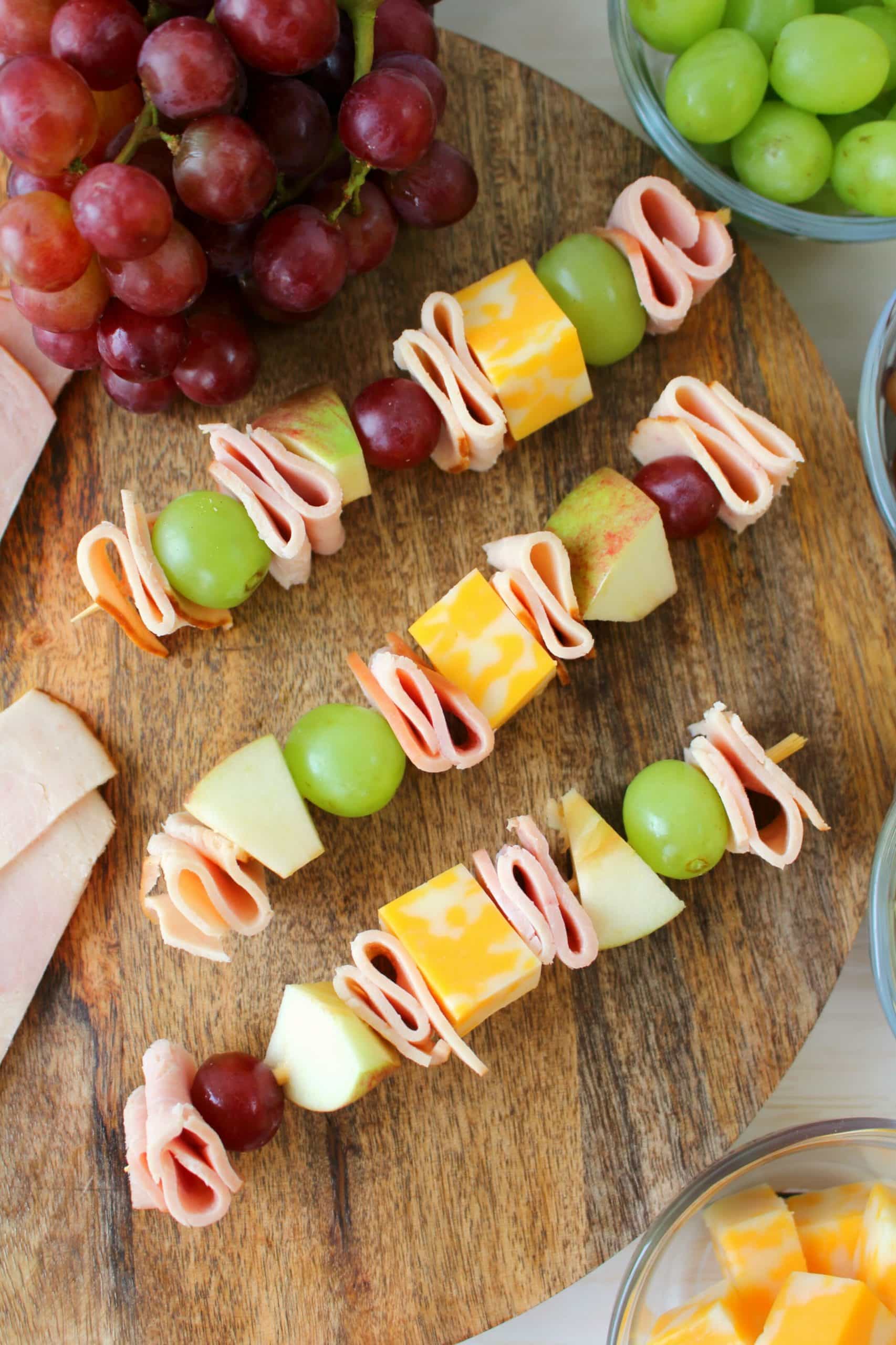 Looking for something new to pack for school lunches? These fun and easy Lunchbox Turkey & Ham Skewers will have your kids jumping for joy at lunch time! Loaded with sliced turkey, ham, fruit and cheese, these will be your kids new lunchbox favorite!