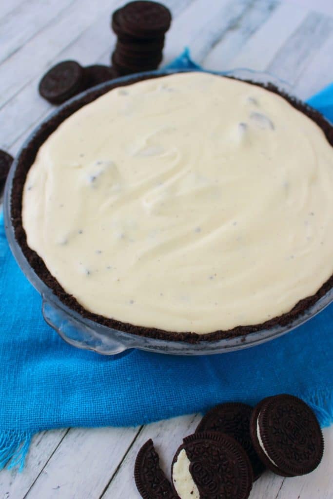  Découvrez votre nouvelle façon préférée de profiter de la crème glacée! Cette délicieuse et simple tarte à la crème glacée Oreo est faite avec une croûte de biscuits OREO, de la crème glacée sans baratte, et garnie d'encore plus d'OREO. Le dessert estival ultime!