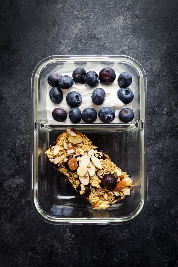 This baked blueberry oatmeal is a fantastic way to jazz up your bowl of porridge. This healthy baked oatmeal recipe has loads of juicy blueberries and sliced almonds to make it hearty, filling and completely delicious!