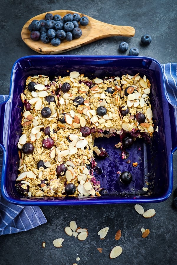 This baked blueberry oatmeal is a fantastic way to jazz up your bowl of porridge. This healthy baked oatmeal recipe has loads of juicy blueberries and sliced almonds to make it hearty, filling and completely delicious!