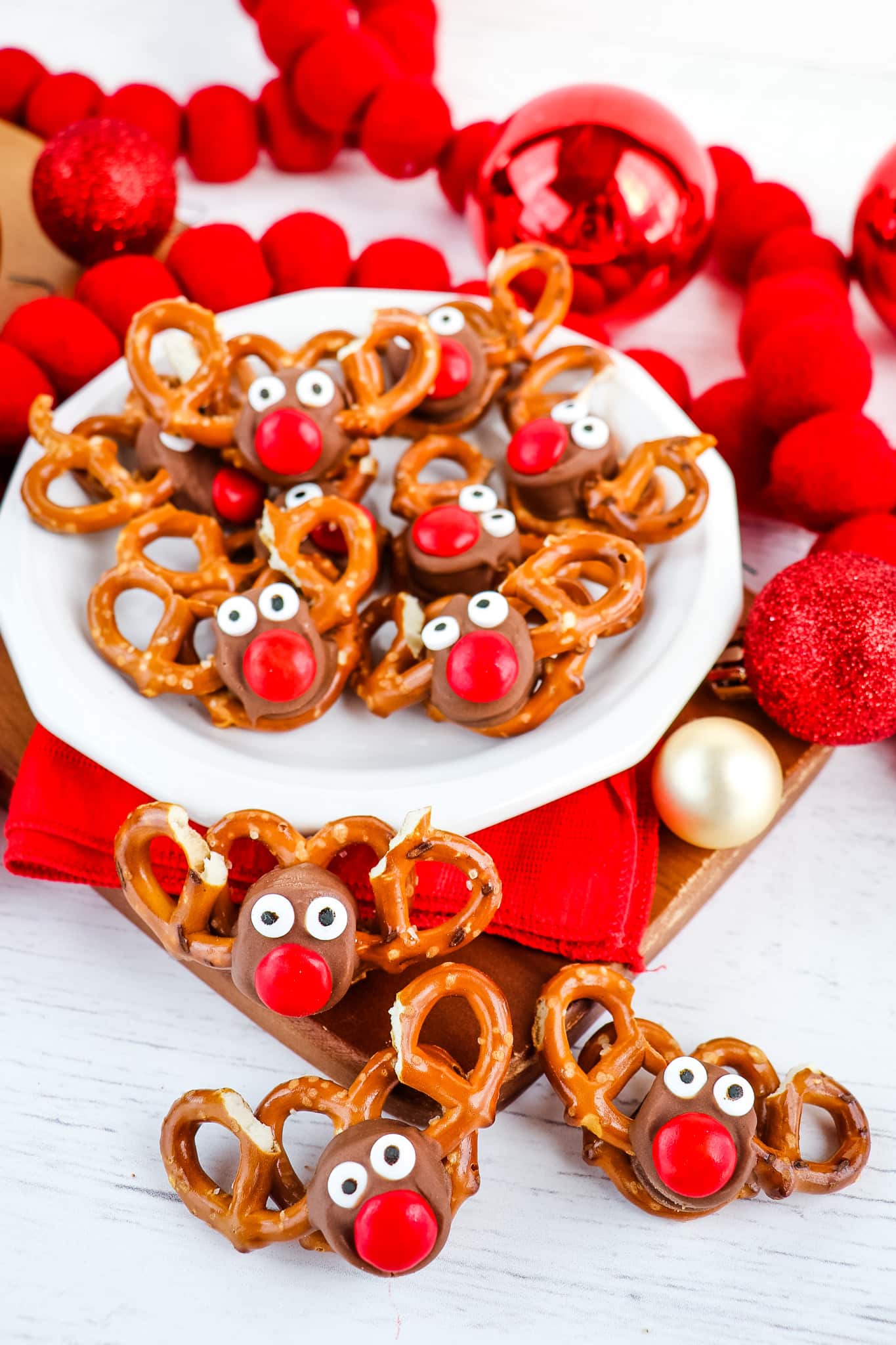 EASY Reindeer Pretzels | 4 Ingredient Rolo Pretzel Reindeer