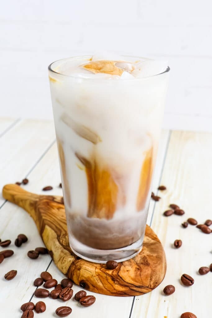 How to Make an Iced Café Latte at Home with NESCAFÉ GOLD 